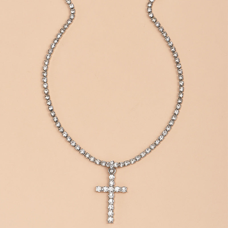 Ženska dijamantna ogrlica s križem