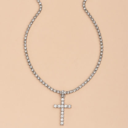 Ženska dijamantna ogrlica s križem